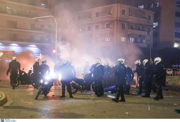 Τρίτος προφυλακιστέος για τα επεισόδια στη Νέα Σμύρνη, ψάχνουν και τον υποκινητή