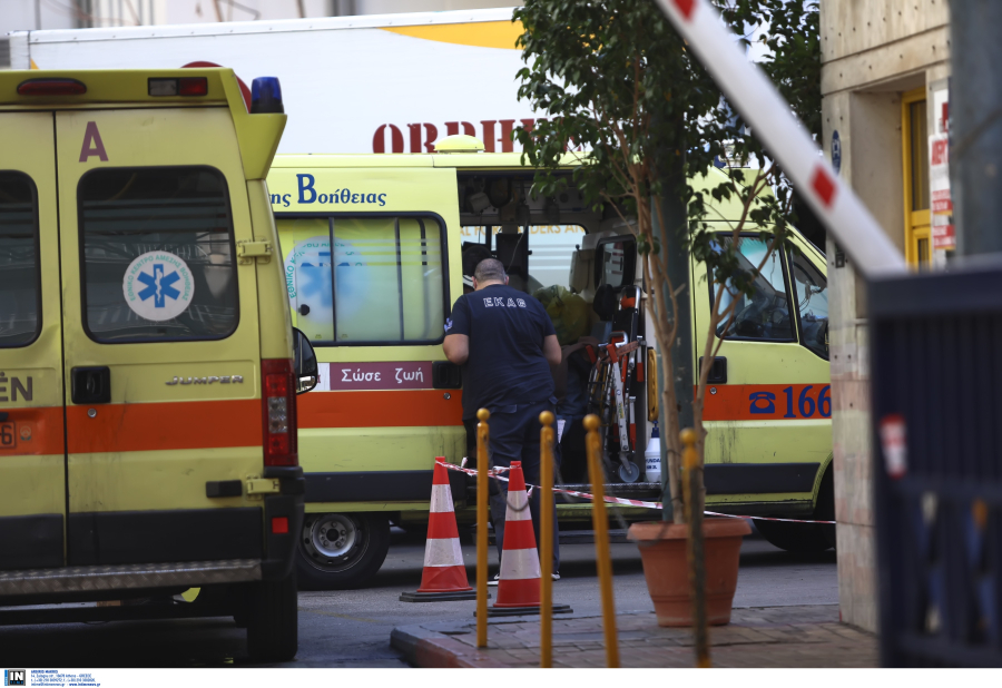 Θρίλερ στο Κολωνάκι: Άνδρας έπεσε στο κενό, τι βρέθηκε στις τσέπες του