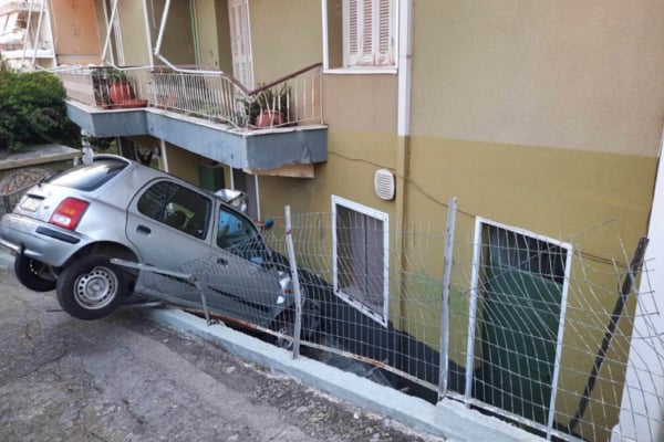 Αγρίνιο: Αυτοκίνητο «μπούκαρε» σε σπίτι, τραυματίστηκε ο οδηγός