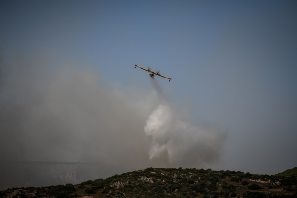 Σε ύφεση η φωτιά στην Άνδρο μετά από πολύωρη μάχη με τις φλόγες