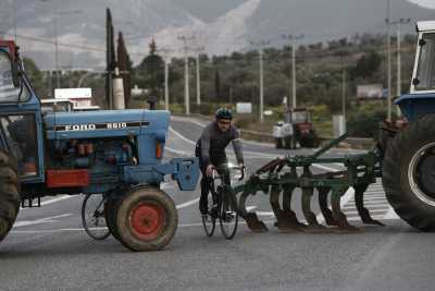 Ώρα κρίσιμων αποφάσεων για τα μπλόκα των αγροτών