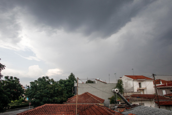 Καιρός: Βροχές και καταιγίδες αύριο - Πού θα βρέξει