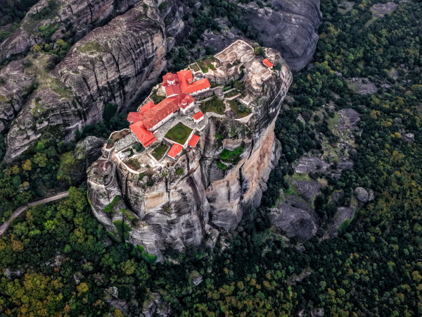 Μετέωρα: 65χρονη άφησε τα προσωπικά της είδη και έπεσε στο κενό από μοναστήρι