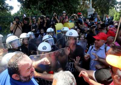 Συγκέντρωση εργαζομένων των νοσοκομείων έξω από το υπ. Υγείας