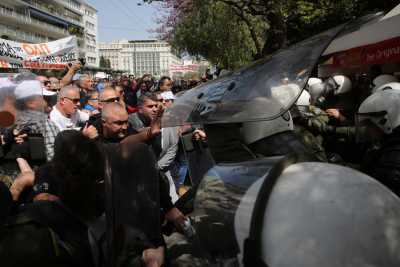 Υπογραφή Τσίπρα για πώληση του ΟΛΠ - Ένταση στο Ζάππειο