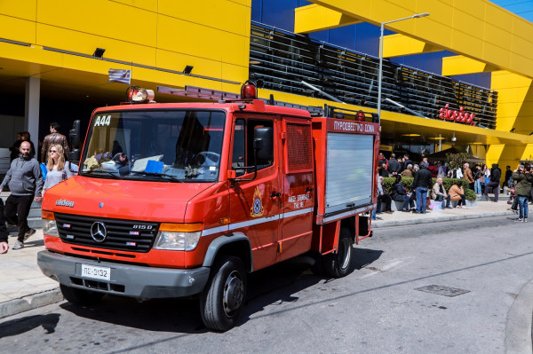 Φωτιά στο πάρκινγκ πολυκαταστήματος στον Κηφισό