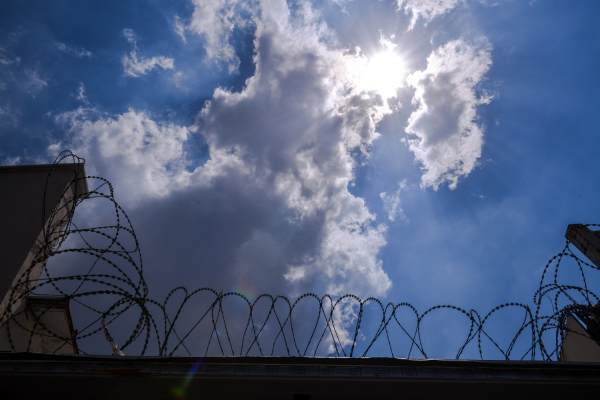 Συνελήφθη σωφρονιστικός υπάλληλος για εισαγωγή ναρκωτικών και κινητών στις φυλακές