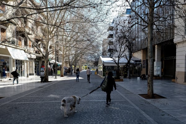 «Σιγοβράζουν» νέα μέτρα για την Αττική όσο τα κρούσματα παραμένουν στον θεό