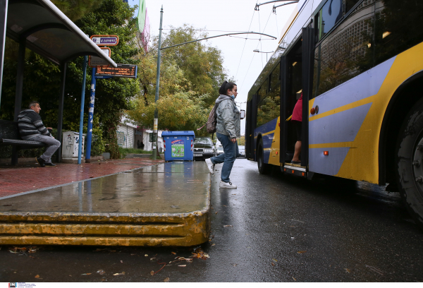 Προβληματίζουν οι εικόνες συνωστισμού στα ΜΜΜ, «εμείς να τους δίνουμε μάσκες», λένε οδηγοί (βίντεο)