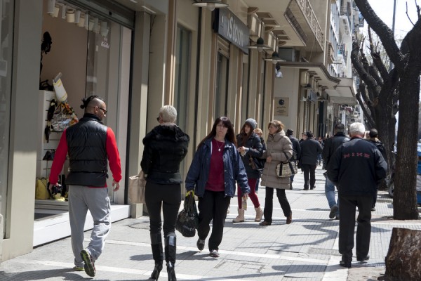 Εορταστικό ωράριο: Τι ώρα ανοίγουν και κλείνουν σήμερα τα μαγαζιά