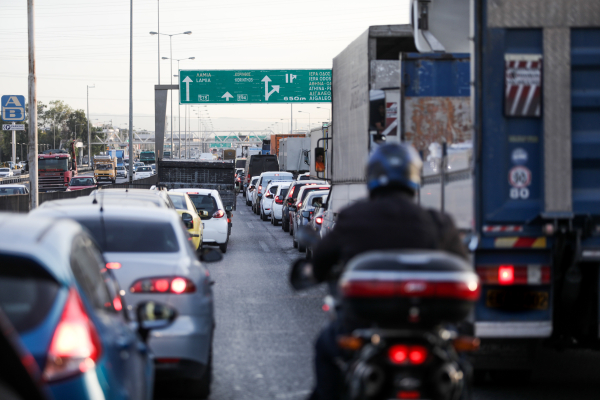 Ένα ατελείωτο πάρκινγκ οι δρόμοι τις Αττικής - Πού παρατηρείται η κίνηση