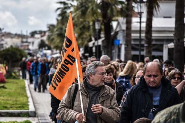 Τσουνάμι συγκεντρώσεων σε πολλές πόλεις της χώρας-  «Δεν φταίει η κακιά η ώρα ούτε η κακή η χώρα, φταίει το κέρδος κι όσοι κυβέρνησαν τούτην εδώ τη χώρα»