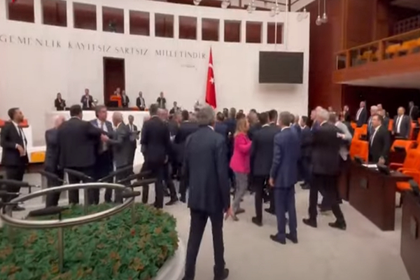 Τουρκία: Επεισόδια στην εθνοσυνέλευση, μπουνιές μεταξύ βουλευτών