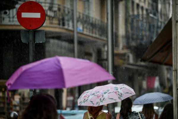 Αλλάζει ο καιρός: Ξεκινά «φθινοπωρινή» εβδομάδα με πτώση θερμοκρασίας, τοπικές βροχές και καταιγίδες