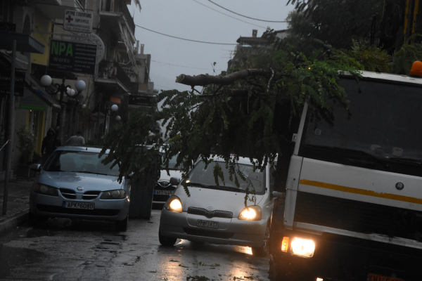 Κακοκαιρία: Πλημμύρισαν δρόμοι στα Νότια Προάστια - Ποτάμι η Λεωφόρος Ποσειδώνος