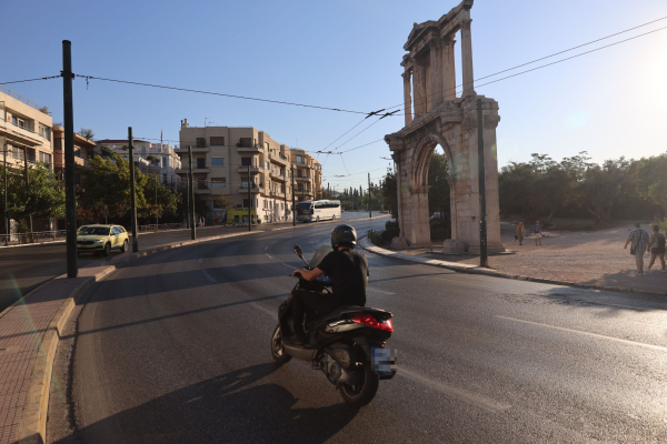 Και επίσημα... νόμιμες οι σφήνες των μηχανών στους δρόμους - Τι αλλάζει στον νέο ΚΟΚ