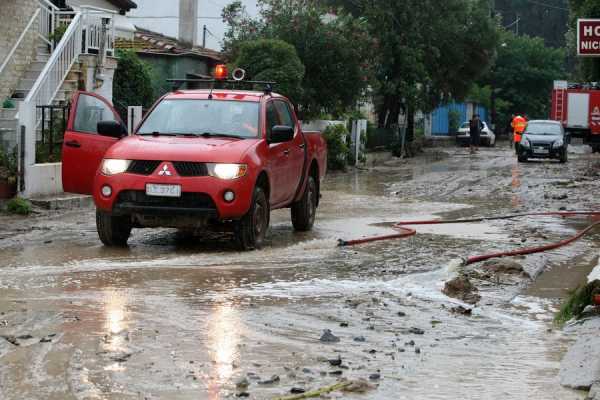 Η κακοκαιρία έπληξε και τα Τρίκαλα - Σοβαρά προβλήματα με υπερχείλιση ποταμών