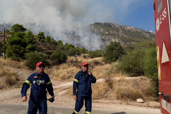 Λουτράκι: Μάχη με τις αναζωπυρώσεις δίνουν οι πυροσβέστες - Κάτοικοι κατέβηκαν στη θάλασσα