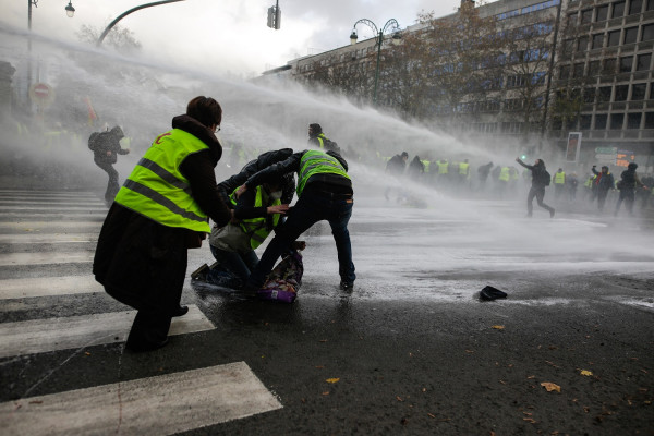 Κίτρινα γιλέκα: Μικρότερη αριθμητικά η σημερινή κινητοποίηση - Μία 44χρονη το έβδομο θύμα των διαδηλώσεων