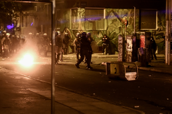 Εξάρχεια: Επίθεση με μολότοφ κατά διμοιρίας των ΜΑΤ - Τρεις προσαγωγές από την ΕΛ.ΑΣ