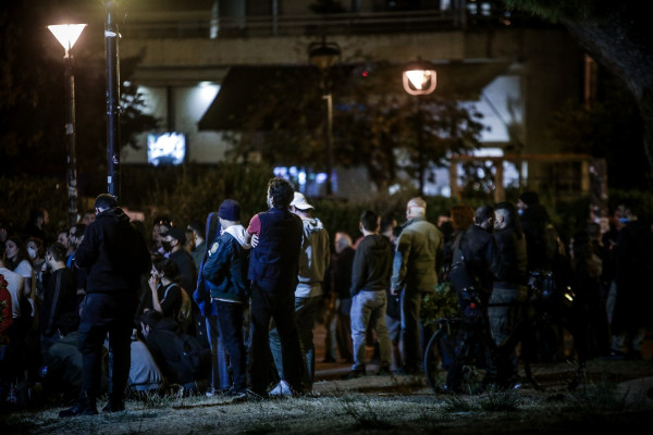 Το αδιαχώρητο και πάλι σε πλατείες - Πλήθος κόσμου σε Λυκαβηττό, Παγκράτι και Αγία Παρασκευή