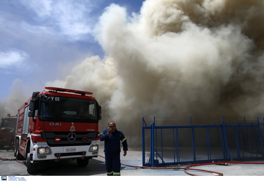 Φωτιά τώρα στον Ασπρόπυργο σε μάντρα οχημάτων