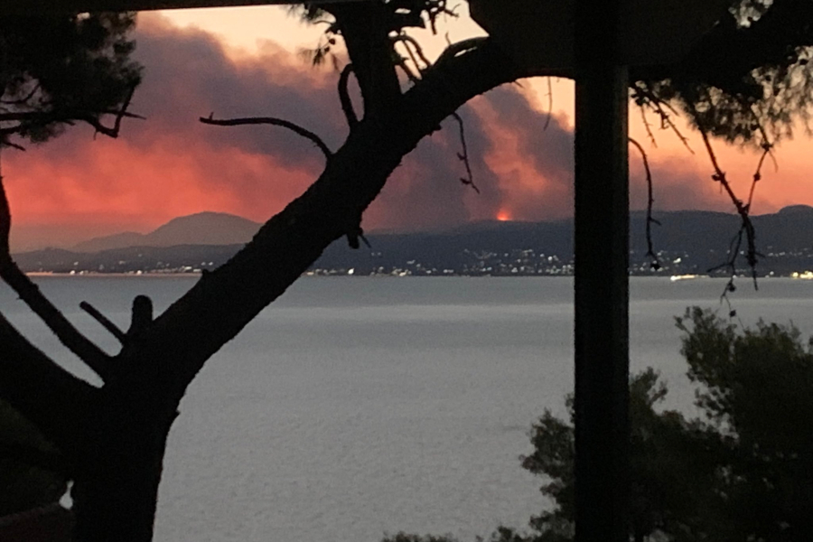 Μία συγκλονιστική εικόνα από τη φωτιά στην Εύβοια