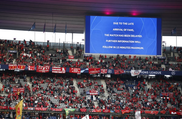 Φιάσκο της UEFA με τον τελικό του Champions League - Ξύλο και χημικά έξω από το γήπεδο (βίντεο)