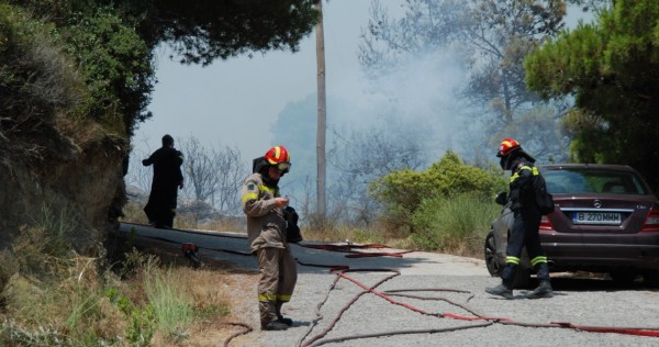 Σε ύφεση η φωτιά στην Πούντα Αιγιαλείας. Νέο μέτωπο στα «Μάρμαρα» της Αιγείρας