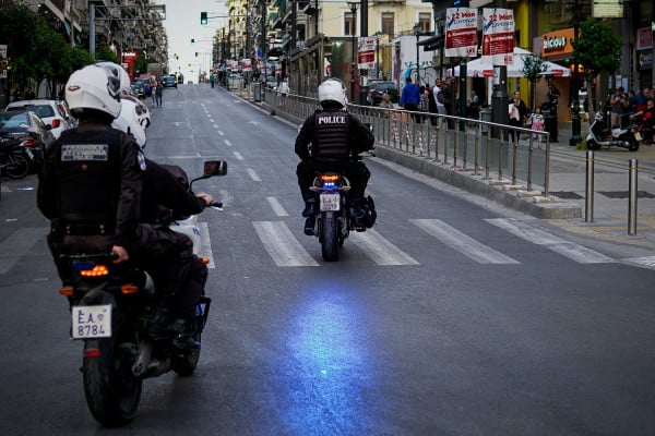 Έγκλημα στα Πετράλωνα: «Τον χτύπησα στο λαιμό με ένα μπαλτά, είπα στη μητέρα μου να φύγει από το σπίτι»