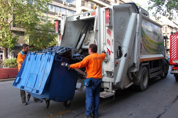 Ζάκυνθος: Διάτρητα από σφαίρες οχήματα αποκομιδής απορριμμάτων