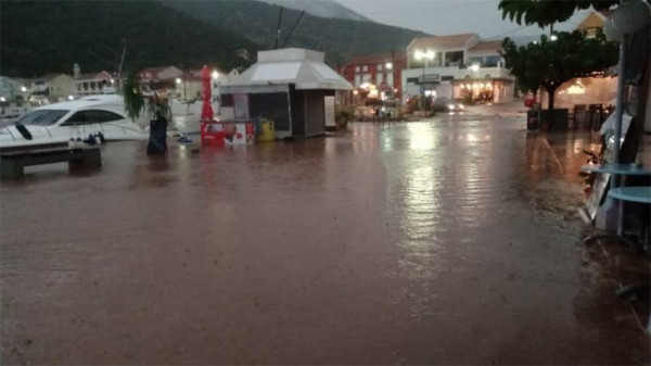 Καιρός: Σαρώνει τη δυτική Ελλάδα η κακοκαιρία - Πλημμύρες σε Ιθάκη και Κεφαλονιά - Κλειστά τα σχολεία (video)