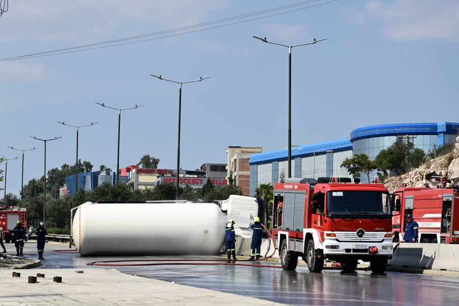 Ανατροπή βυτιοφόρου: Προληπτική εκκένωση της δομής φιλοξενίας Σχιστού