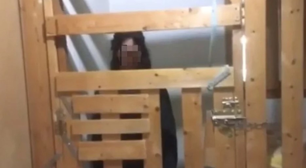 «Κωσταλέξι» στην Καλαμάτα: Συνελήφθησαν οι θετοί γονείς της 29χρονης που ζει σε «κλουβί»