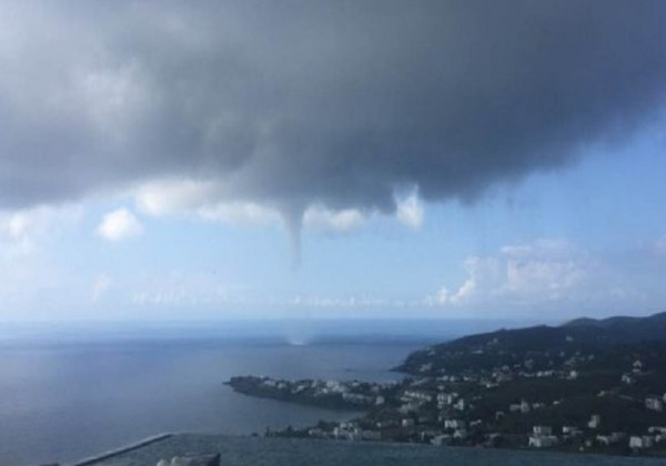 Κάμερα κατέγραψε εντυπωσιακό υδροστρόβιλο στη Σύρο (vid)