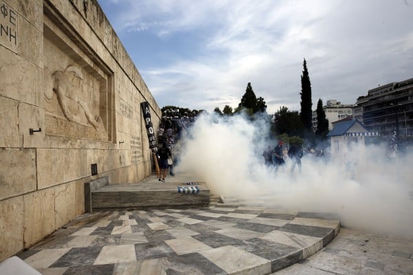 Νέα ένταση έξω από τη Βουλή - Ρίψη δακρυγόνων και συμπλοκή με τα ΜΑΤ, ένας τραυματίας