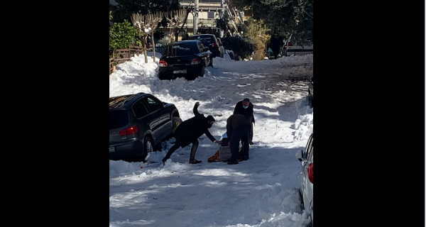 Τι απαντά ο δήμαρχος Ζωγράφου για το φέρετρο με νεκρό που έσερναν στο χιόνι (βίντεο)