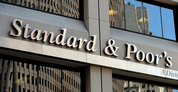 Standard &amp; Poor’s: Οι λόγοι που οδήγησαν στην αναβάθμιση της ελληνικής οικονομίας