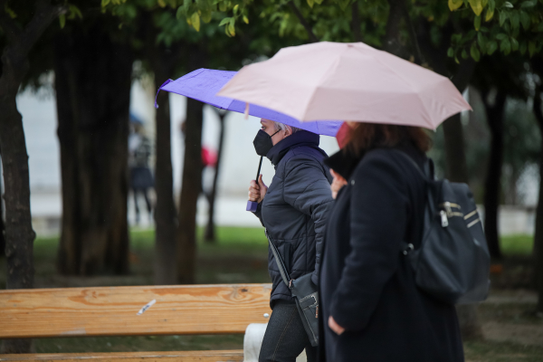 Συνεχίζεται η κακοκαιρία και αύριο με τοπικές βροχές και πτώση της θερμοκρασίας