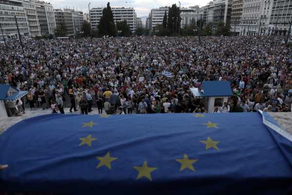 «Μένουμε Ευρώπη»: Νέα συγκέντρωση σήμερα υπέρ της παραμονής στο ευρώ (φωτογραφίες ΑΠΕ-ΜΠΕ)