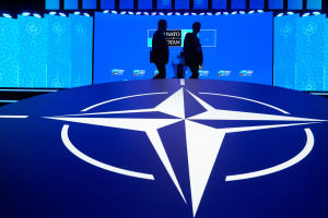 Σκάνδαλο με συμβάσεις του ΝΑΤΟ: Πέντε συλλήψεις για απάτη και δωροδοκία αξιωματούχων