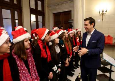 Έψαλαν τα κάλαντα στον πρωθυπουργό Αλέξη Τσίπρα