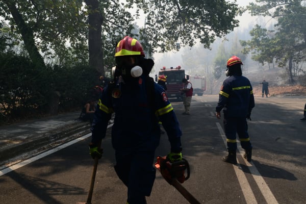 Η φωτιά στην Αττική δεν έχει σβήσει – 570 πυροσβέστες σε διάσπαρτες εστίες