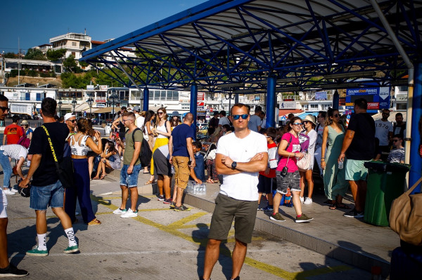 Ξεκίνησε η μεγάλη έξοδος για το φετινό καλοκαίρι - Αυξημένη κίνηση στα λιμάνια της Αττικής