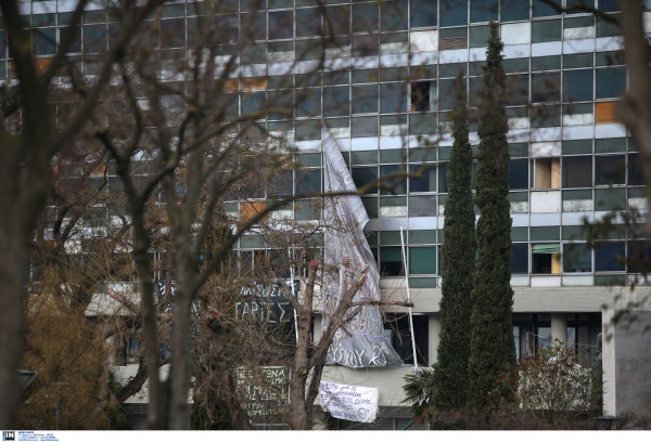 Τέλος στην κατάληψη ΑΠΘ για τον Κουφοντίνα, 14 από τους 33 δεν ήταν φοιτητές (vid)