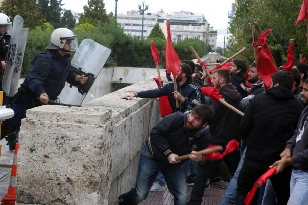 Ένταση σε πορεία φοιτητών έξω από τη Βουλή