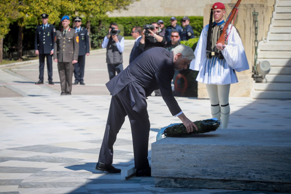 25η Μαρτίου: Άνδρας προσπάθησε να σπάσει τον αστυνομικό κλοιό και να φτάσει στον Παυλόπουλο (vid)