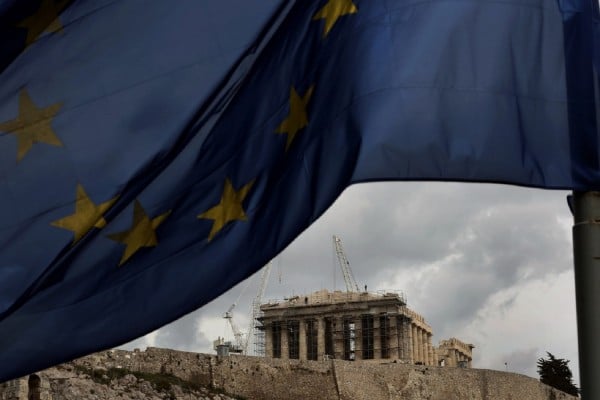 Bloomberg: Να σταματήσει η υποκρισία για το ελληνικό χρέος