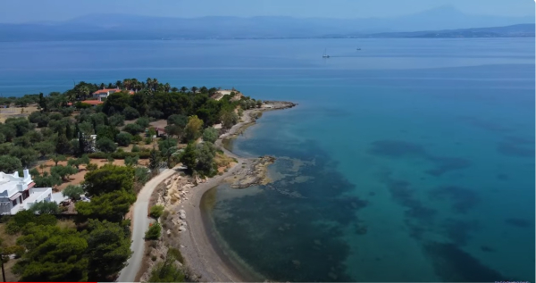 Η καλύτερη παραλία για να κολυμπήσουν άφοβα τα παιδιά απέχει μια ώρα από την Αθήνα