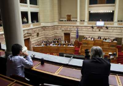 «Κόντρες» και διακοπή στη συζήτηση για τον νέο αναπτυξιακό νόμο στη Βουλή 